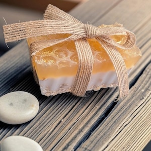 Puede incluir: Un letrero de madera rústica con la frase "Welcome to our home" en letras blancas. El letrero presenta un acabado envejecido y un diseño sencillo y acogedor.