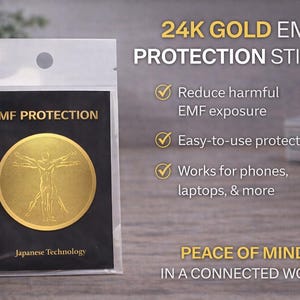 Può includere: Confezione trasparente contenente una carta nera con un cerchio dorato raffigurante una figura umana. Il testo "EMF PROTECTION" e "24K GOLD EMF PROTECTION STICKER" sono visibili. È presente anche il testo "Japanese Technology".