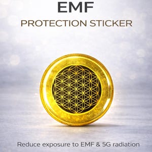 Könnte beinhalten: Ein goldfarbener EMF-Schutzaufkleber mit einem geometrischen Muster in der Mitte. Der Text "EMF PROTECTION STICKER" steht oben, und "Reduce exposure to EMF & 5G radiation" steht unten.