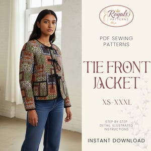 Peut inclure: Veste à nouer à l'avant, matelassée avec un motif patchwork vert, marron et noir. La veste a des bordures noires et des fermetures à nouer. Le texte "TIE FRONT JACKET" et "XS-XXXL" est également visible.