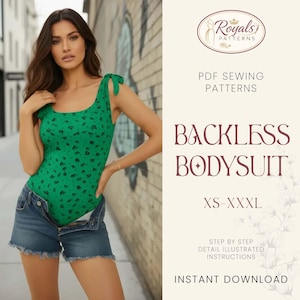Op de afbeelding: Een groene bodysuit met een bloemenpatroon en strikbandjes. De afbeelding toont de tekst "BACKLESS BODYSUIT" en "XS-XXXL". Het product is een PDF naaipatroon met direct downloadbare instructies.