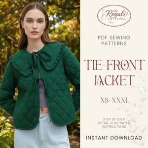Könnte beinhalten: Gesteppte, smaragdgrüne Jacke mit Bindeband und Rüschenkragen. Die Jacke wird mit hellblauen Jeans getragen. Das Bild enthält den Text "Royals Patterns" und "TIE-FRONT JACKET XS-XXXL".