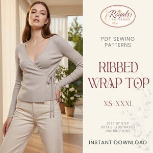 Op de afbeelding: Een lichtgrijs geribbeld wikkel top met lange mouwen en een striksluiting. De afbeelding toont ook de tekst "RIBBED WRAP TOP" en "XS-XXXL". De top maakt deel uit van een PDF naaipatroon.