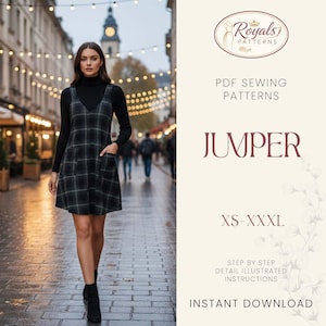 Könnte beinhalten: Eine Frau trägt einen schwarzen Rollkragenpullover und ein schwarz-graues kariertes Jumperkleid mit Taschen. Das Bild enthält den Text "Royals Patterns", "Jumper" und "XS-XXXL". Der Hintergrund zeigt eine Stadtstraße mit einem Uhrturm.