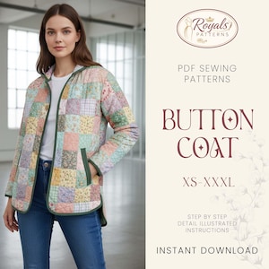 Op de afbeelding: Een gewatteerde knoopjas in patchwork-design met pastelkleuren, gedragen door een persoon. De jas heeft groene biezen en zakken. De afbeelding bevat de tekst "BUTTON COAT" en "XS-XXXL".