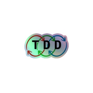 Puede incluir: Una pegatina holográfica con las letras "TDD" en negro, cada una dentro de un círculo conectado. Los círculos están delineados con flechas rojas, verdes y azules, creando un diseño colorido y dinámico.