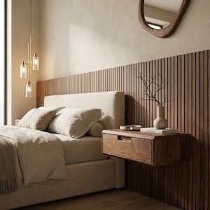 Puede incluir: Un dormitorio con una cama tapizada en beige, almohadas a juego y una manta. Una mesita de noche flotante de madera est&aacute; montada en una pared de listones verticales de color marr&oacute;n oscuro. Un jarr&oacute;n de cer&aacute;mica con ramas descansa sobre ella.