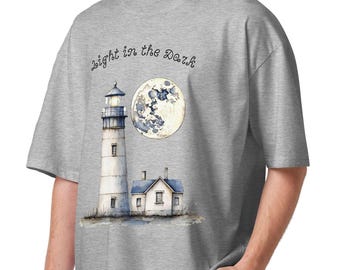 Moonlit Lighthouse Serenity – Minimal Küstennacht Kunst T-Shirt