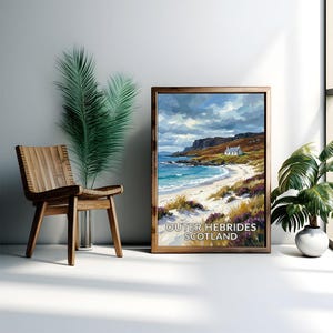 Puede incluir: Un cuadro enmarcado de un paisaje costero escocés con una playa de arena blanca, agua turquesa y una pequeña casa blanca. El cielo está nublado. El texto en la parte inferior dice "Outer Hebrides Scotland".
