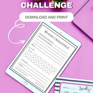 Op de afbeelding: Een digitale 30-daagse challenge planner op een tablet, met een roze achtergrond. De planner bevat secties voor doelen, beloningen en voortgangsregistratie. De tekst "30 DAY CHALLENGE" en "DOWNLOAD AND PRINT" zijn zichtbaar.