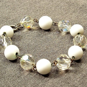 Vintage geschliffene Kristall Milchglas Perlenarmband, weißes Braut Armband