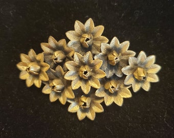 ヴィンテージゴールド、金色の蕾と雄しべ、葉を包んだ花、金色の葉