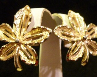 Vintage SARAH COVENTRY Goldtone Flower Clip On Earrings