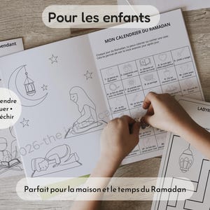 Może przedstawiać: Zestaw aktywności dla dzieci z tekstem "Pour les enfants" i "Mon Calendrier du Ramadan". Zestaw zawiera kolorowanki, labirynt i kalendarz na miesiąc Ramadan. Widoczny jest r&oacute;wnież tekst "Apprendre &bull; Jouer &bull; R&eacute;fl&eacute;chir".