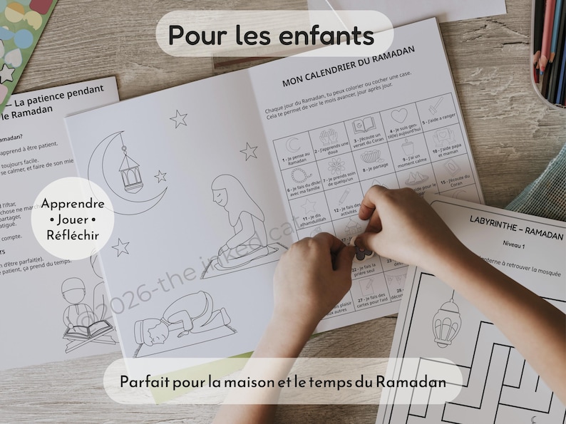 Może przedstawiać: Zestaw aktywności dla dzieci z tekstem "Pour les enfants" i "Mon Calendrier du Ramadan". Zestaw zawiera kolorowanki, labirynt i kalendarz na miesiąc Ramadan. Widoczny jest r&oacute;wnież tekst "Apprendre &bull; Jouer &bull; R&eacute;fl&eacute;chir".