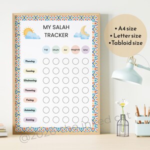 Może przedstawiać: Oprawiony wydruk "My Salah Tracker" z dekoracyjną obwódką. Wydruk przedstawia kolorowy wzór z dniami tygodnia i godzinami modlitw. Dostępny w rozmiarach A4, Letter i Tabloid.