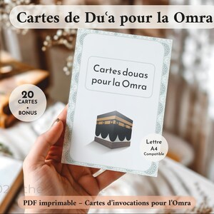Könnte beinhalten: Eine weiße Karte mit dem Text "Cartes douas pour la Omra" und einer Illustration der Kaaba. Die Karte wird in einer Hand gehalten und hat einen dekorativen Rand. Zusätzlicher Text enthält "20 CARTES + BONUS" und "Lettre A4 Compatible".