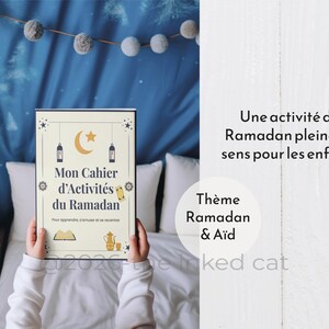 Może przedstawiać: Trzymany jest zeszyt zatytułowany "Mon Cahier d'Activit&eacute;s du Ramadan". Okładka przedstawia p&oacute;łksiężyc, gwiazdę i lampiony. Tekst po prawej stronie brzmi: "Une activit&eacute; du Ramadan pleine de sens pour les enfants". Tematem jest Ramadan & A&iuml;d.