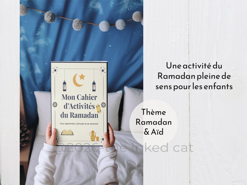 Może przedstawiać: Trzymany jest zeszyt zatytułowany "Mon Cahier d'Activit&eacute;s du Ramadan". Okładka przedstawia p&oacute;łksiężyc, gwiazdę i lampiony. Tekst po prawej stronie brzmi: "Une activit&eacute; du Ramadan pleine de sens pour les enfants". Tematem jest Ramadan & A&iuml;d.