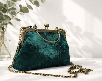 Pochette in velluto verde fatta a mano con chiusura a cinturino, elegante borsa da sera