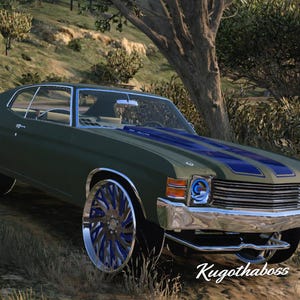 Könnte beinhalten: Ein klassisches olivgrünes Auto mit blauen Rennstreifen auf der Motorhaube und Chromakzenten. Das Auto hat große, maßgefertigte Chromräder mit blauen Akzenten. Das Bild ist im Freien aufgenommen, mit einem Baum und einer grasbewachsenen Fläche im Hintergrund.