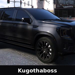 Puede incluir: Un SUV negro mate con llantas negras y cristales tintados está estacionado en una calle de la ciudad. El vehículo tiene una gran parrilla delantera y el texto "Kugothaboss" se muestra en la parte inferior de la imagen.