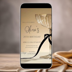 Op de afbeelding: Een smartphone toont een verjaardagsuitnodiging. De uitnodiging heeft de tekst "Olivia's 25th Birthday" in elegant schrift. Een champagneglas met een zwart lint staat rechts op het scherm.