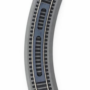 Op de afbeelding: Gebogen grijs plastic treinspoorsectie met zilveren metalen rails. De baan heeft een donkerblauw middengedeelte met het nummer "18" erop gedrukt. De baan is ontworpen om verbinding te maken met andere baanonderdelen.