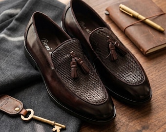 Mocasines de hombre color marrón oscuro con borlas, zapatos de cuero de lujo sin cordones, mocasines elegantes, zapatos formales de estilo diseñador con textura.