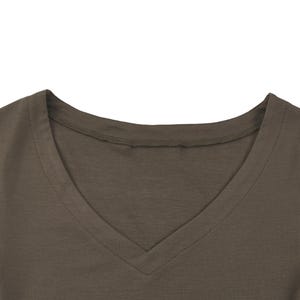 T-shirt slim fit con scollo a V in Tencel, maglietta corta ecologica da donna, morbida e aderente, a maniche corte, ideale per l'estate, casual ed elegante, perfetta per l'ufficio. immagine 15