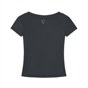 T-shirt slim fit con scollo a V in Tencel, maglietta corta ecologica da donna, morbida e aderente, a maniche corte, ideale per l'estate, casual ed elegante, perfetta per l'ufficio. immagine 2