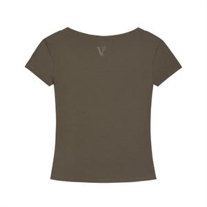 T-shirt slim fit con scollo a V in Tencel, maglietta corta ecologica da donna, morbida e aderente, a maniche corte, ideale per l'estate, casual ed elegante, perfetta per l'ufficio. immagine 12