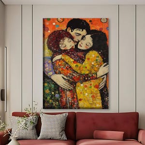 Puede incluir: Una obra de arte enmarcada que representa a tres figuras abrazándose, renderizada en un estilo vibrante, similar a un mosaico. Las figuras están en tonos cálidos de amarillo, rojo y naranja, con un fondo de puntos naranjas y rojos. La obra cuelga sobre un sofá rojo.