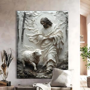 Może przedstawiać: Biała rzeźba reliefowa przedstawia postać w szatach z aureolą, w towarzystwie jagnięcia. Dzieło sztuki osadzone jest na tle stylizowanych drzew i liści, tworząc spokojną scenę. Rzeźba jest zamontowana na ścianie.