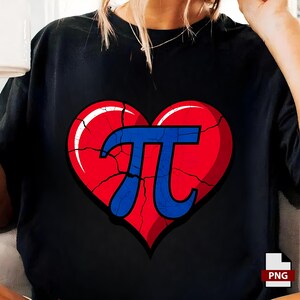 Op de afbeelding: Zwart t-shirt met een rood hartontwerp, met een craquele-effect en een blauw Pi-symbool. De afbeelding is een opvallende visuele weergave, perfect voor wiskundeliefhebbers.