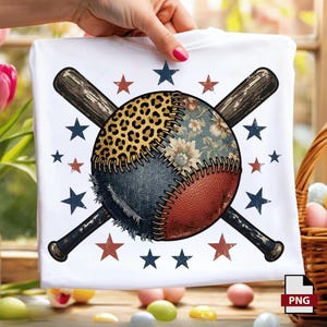 Peut inclure: T-shirt blanc avec un motif de baseball. Le ballon de baseball présente des sections à imprimé léopard, florales, en jean et en cuir rouge. Deux battes de baseball croisées et des étoiles rouges et bleues entourent le ballon.