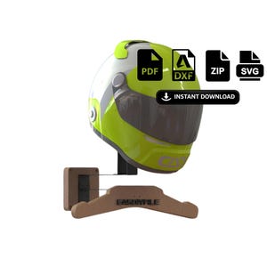 Pode incluir: Um capacete de motocicleta verde limão e branco com uma viseira escura é montado em um cabide de madeira. O cabide é fixado em um suporte de parede de madeira. A imagem inclui ícones de tipo de arquivo e um botão "DOWNLOAD INSTANTÂNEO".