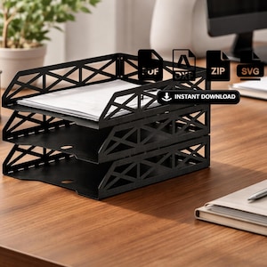Puede incluir: Un organizador de escritorio de metal negro con tres niveles, que contiene papel blanco. El organizador tiene un diseño geométrico y está sobre un escritorio de madera. La imagen incluye el texto "INSTANT DOWNLOAD".
