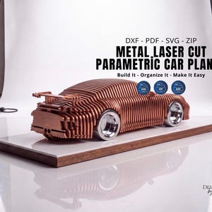 Puede incluir: Un modelo de coche paramétrico de color cobre con un diseño en capas y ruedas plateadas. El texto dice: DXF - PDF - SVG - ZIP, METAL LASER CUT PARAMETRIC CAR PLANS, Build It - Organize It - Make It Easy, DESIGNED by eas.