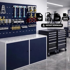 Pode incluir: Uma configuração de oficina com um painel perfurado azul escuro com várias ferramentas e recipientes de armazenamento. Abaixo, um armário branco e azul escuro. A imagem também inclui uma caixa de ferramentas preta e ícones de download instantâneo.