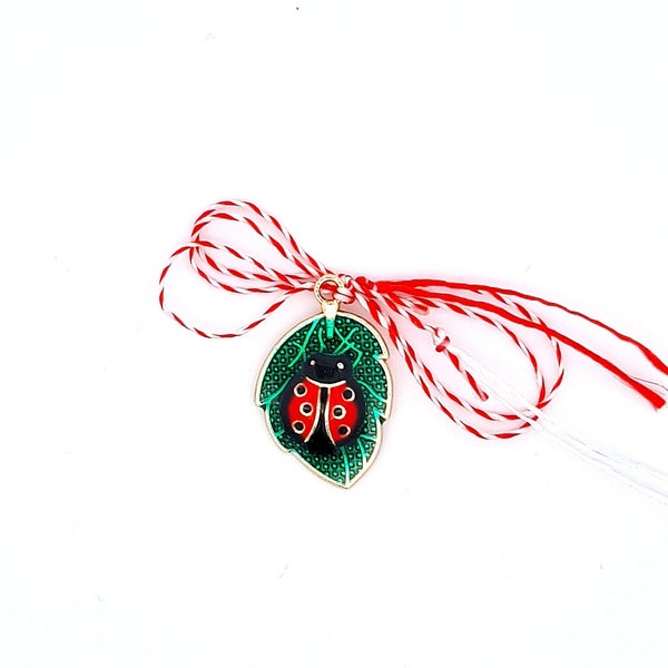 Coccinelle faite main sur une feuille verte Martisor - Symbole du printemps et de la bonne fortune, breloque traditionnelle roumaine « Petite marche »