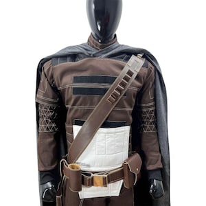 Może przedstawiać: Zestaw trzech ceramicznych misek w odcieniach niebieskiego, zielonego i białego. Miski mają nakrapianą glazurę i prosty, nowoczesny design. Największa miska ma średnicę około 15 cm.