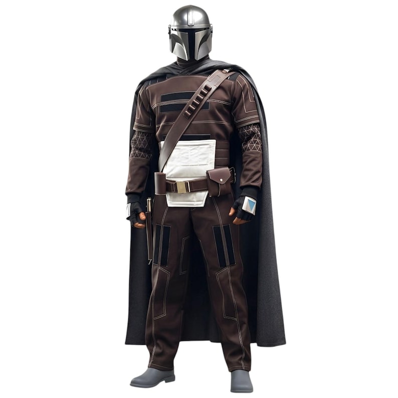 Może przedstawiać: Brązowo-czarny kostium Mandalorianina ze srebrnym hełmem, peleryną i pasem narzędziowym. Kostium posiada brązową tunikę z czarnymi akcentami, pasujące spodnie i szare buty. Peleryna ma geometryczny wz&oacute;r na ramionach.