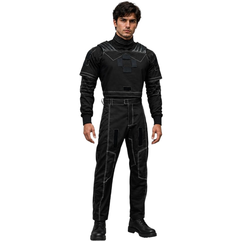 K&ouml;nnte beinhalten: Schwarzer Overall mit wei&szlig;en Steppn&auml;hten. Das Outfit hat einen hohen Kragen, lange &Auml;rmel und eine taillierte Taille. Die Hose hat Taschen und ein gerades Bein. Die Stiefel sind schwarz, und der Gesamtstil ist futuristisch.