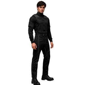 K&ouml;nnte beinhalten: Schwarzer Overall mit wei&szlig;en Nahtdetails. Das Outfit hat einen hohen Kragen, lange &Auml;rmel und einen G&uuml;rtel. Die Hose hat ein gerades Bein-Design. Das Model tr&auml;gt schwarze Stiefel.