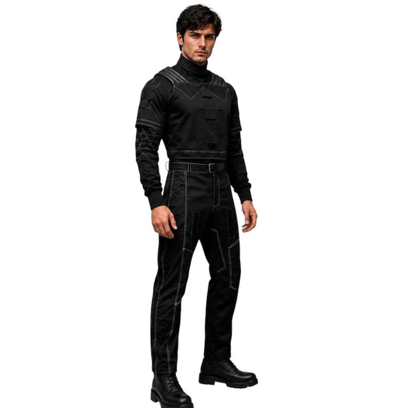 K&ouml;nnte beinhalten: Schwarzer Overall mit wei&szlig;en Nahtdetails. Das Outfit hat einen hohen Kragen, lange &Auml;rmel und einen G&uuml;rtel. Die Hose hat ein gerades Bein-Design. Das Model tr&auml;gt schwarze Stiefel.