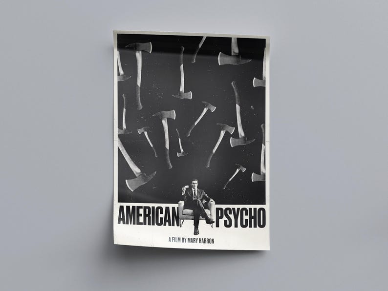 K&ouml;nnte beinhalten: Schwarz-wei&szlig; Filmplakat f&uuml;r "American Psycho" mit einem Mann im Anzug, der in einem Stuhl sitzt, umgeben von &Auml;xten. Der Titel ist prominent dargestellt, mit dem Text "A film by Mary Harron" darunter.
