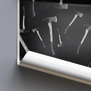 K&ouml;nnte beinhalten: Schwarz-wei&szlig;e Tapete mit einem sich wiederholenden Muster aus &Auml;xten. Die &Auml;xte haben Holzstiele und silberne Klingen, die sich vor dem dunklen Hintergrund abheben. Die Tapete ist teilweise aufgerollt und zeigt das Design.