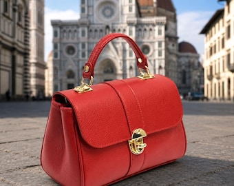 Bolso de mano de piel italiana hecho a mano, modelo estructurado rojo con correa desmontable.