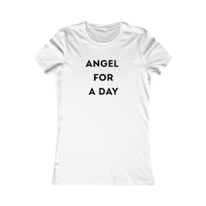 Könnte beinhalten: Weißes T-Shirt mit dem Text "ANGEL FOR A DAY" in Schwarz, zentriert auf der Vorderseite. Das Shirt hat einen Rundhalsausschnitt und kurze Ärmel. Ein lässiges T-Shirt für den Alltag.